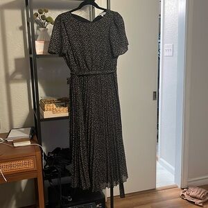 Mid length dress with accordion detail and tie